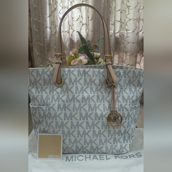 Michael Kors Handbags - Authentic Michael Kors Pocketbook Tote in Vanilla